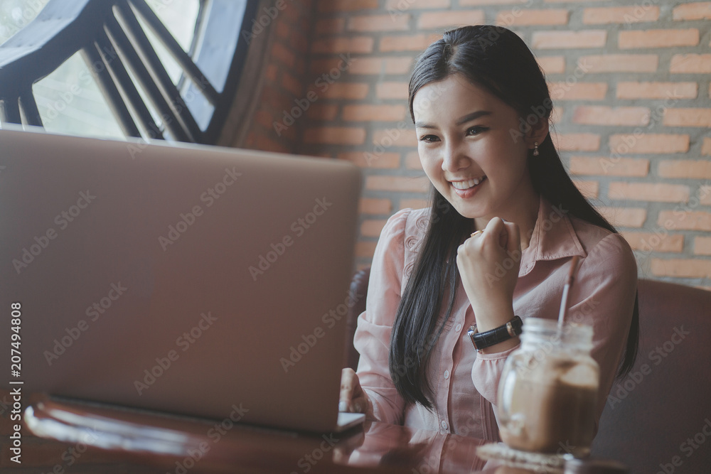 亚洲女性在咖啡馆使用笔记本电脑复古色，成功女孩