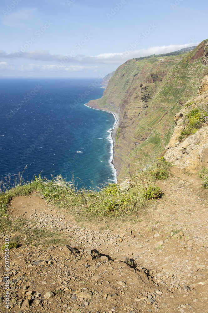 Ponta do Pargo观景点的景色，悬崖上的景色，令人惊叹的野生绿色植物，深蓝色