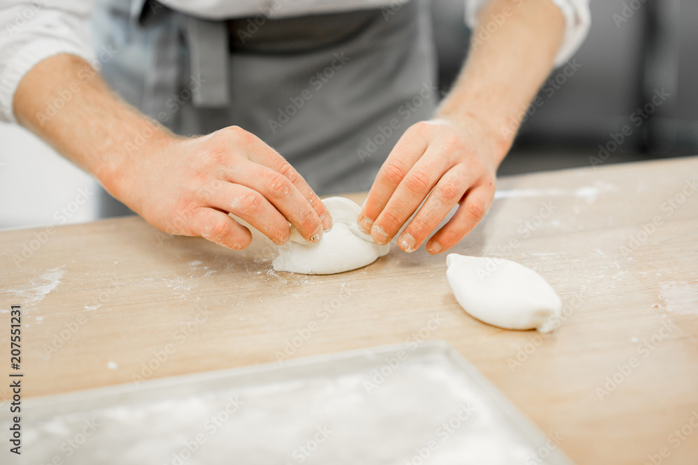 工人在生产过程中用馅料制作生面包