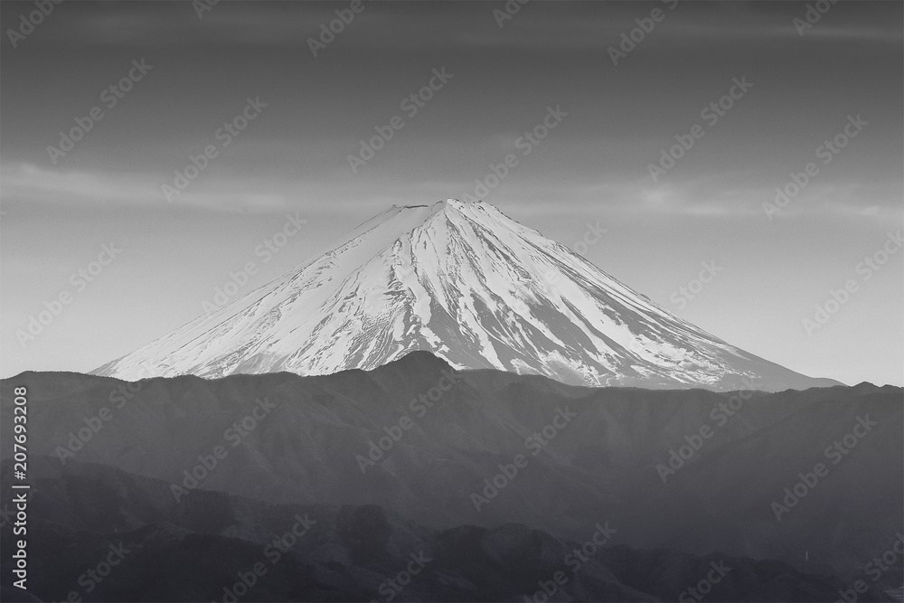 春季日出的富士山顶