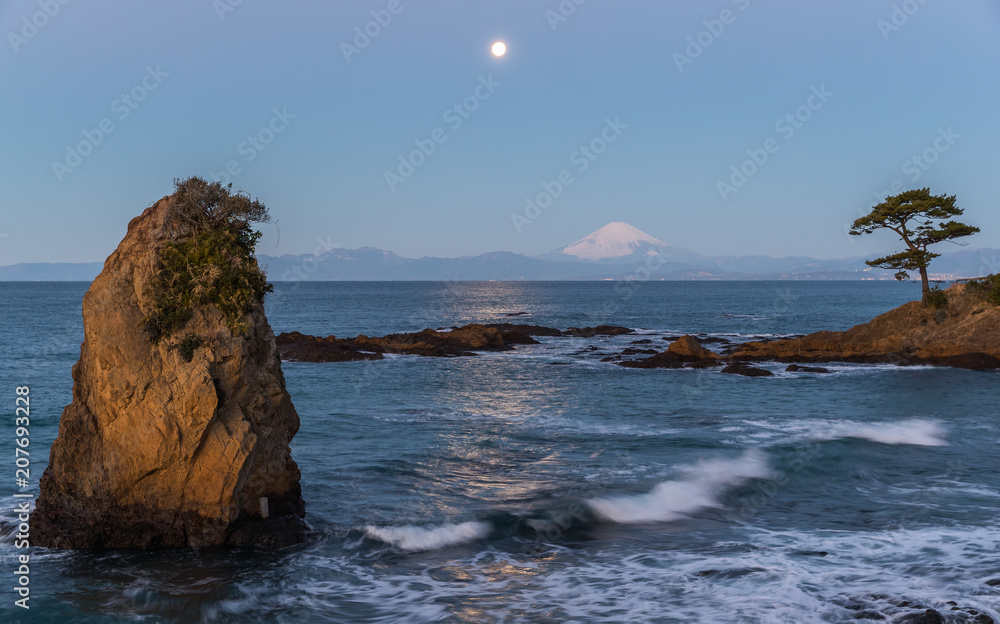 从大尾市公园的观景点看到相模湾和富士山的月夜海景。大尾市是l