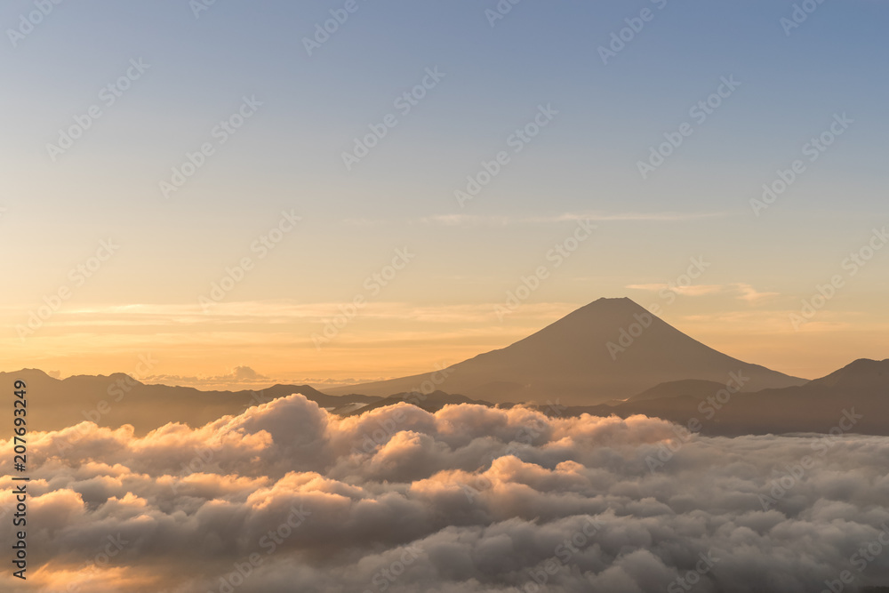 富士山，夏季云海，从Kushigata山看