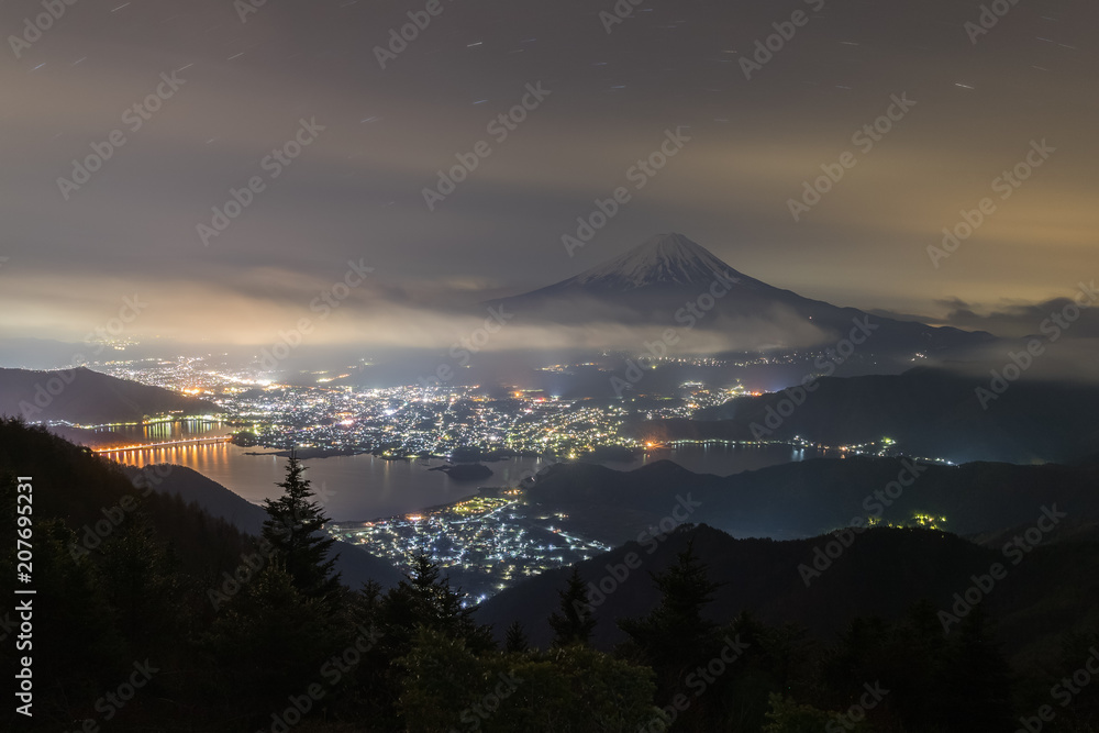 富士山的夜景，多云的天空和河口湖，从新道toge视图看到poi