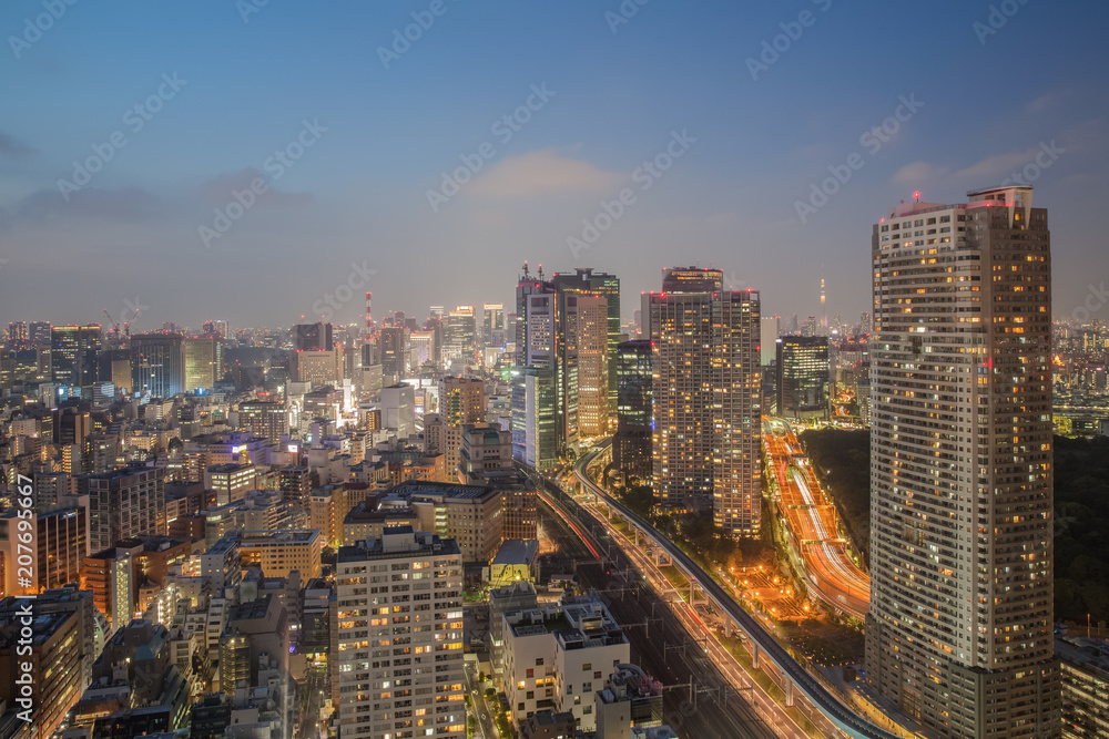 高楼和高速公路的东京城市夜景