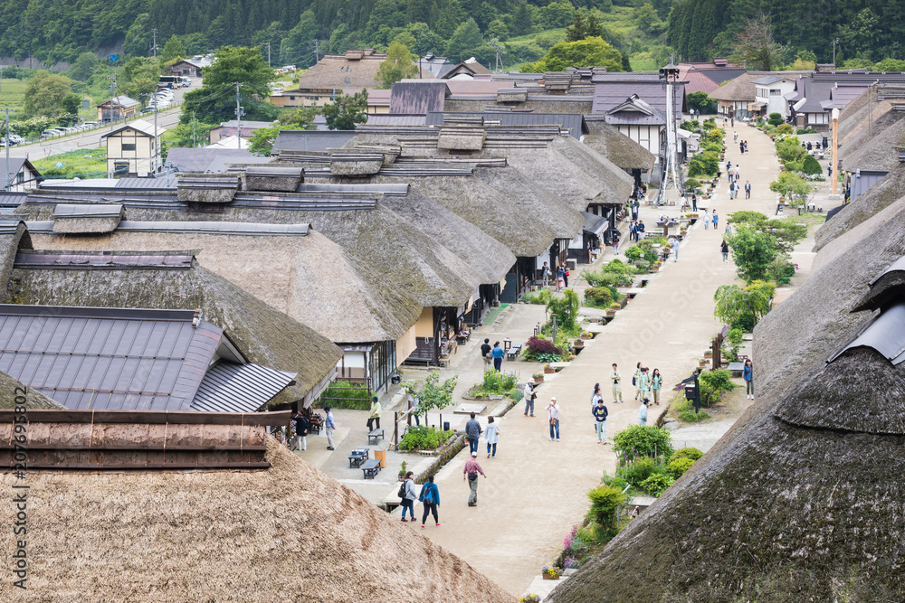 Ouchijuku，一个沿着会津-西-凯多贸易路线的前邮政城镇。邮政城镇沿着发展