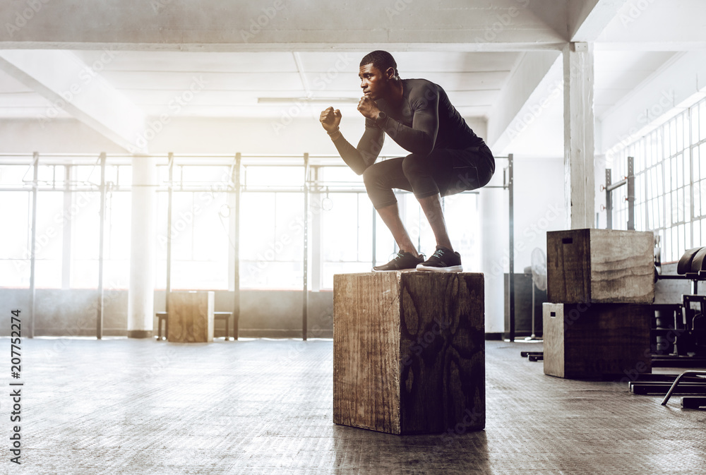 Crossfit男子健身房训练