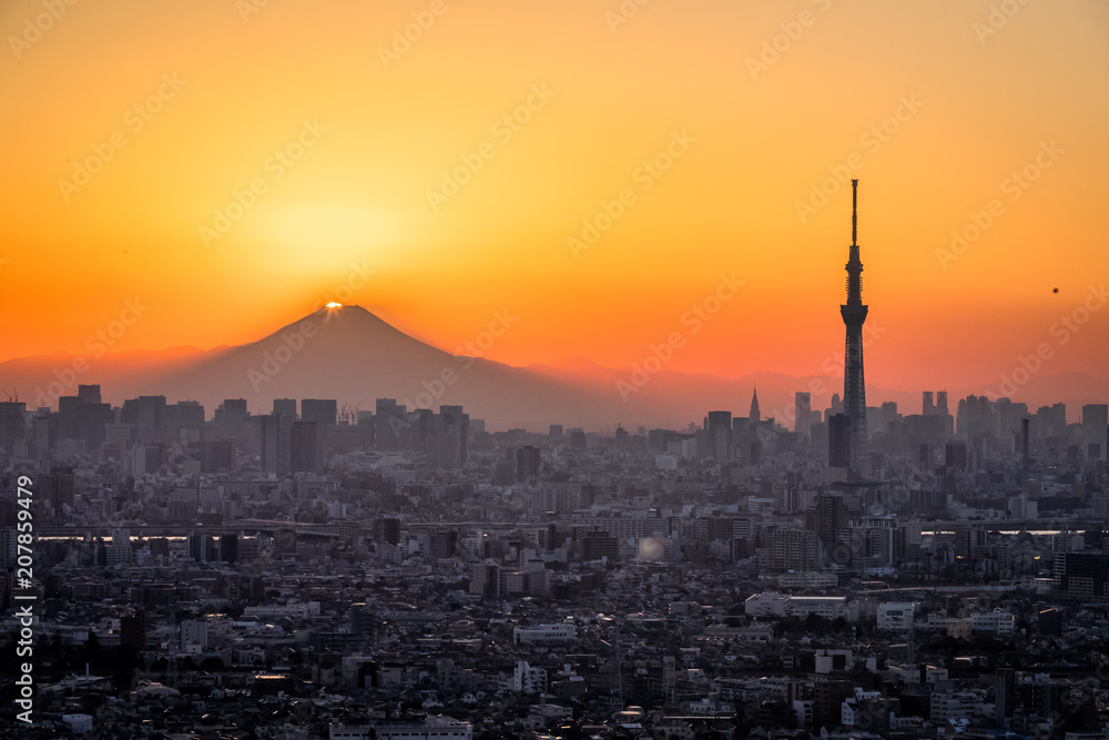 富士山和谷美湖在冬季有美丽的日出。谷美湖是Mo附近的一个湖