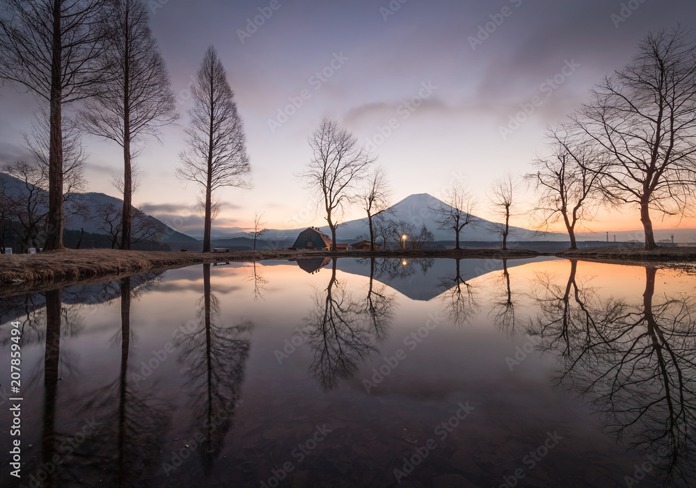 富士山和谷美湖在冬季有美丽的日出。谷美湖是Mo附近的一个湖