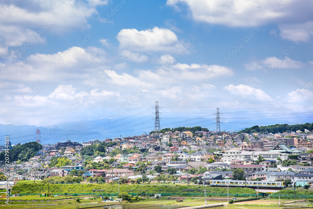 郊外の住宅街を走るローカル線