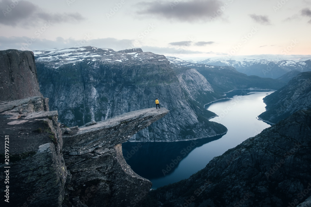 Trolltunga岩石上的孤独游客——挪威最壮观、最著名的悬崖