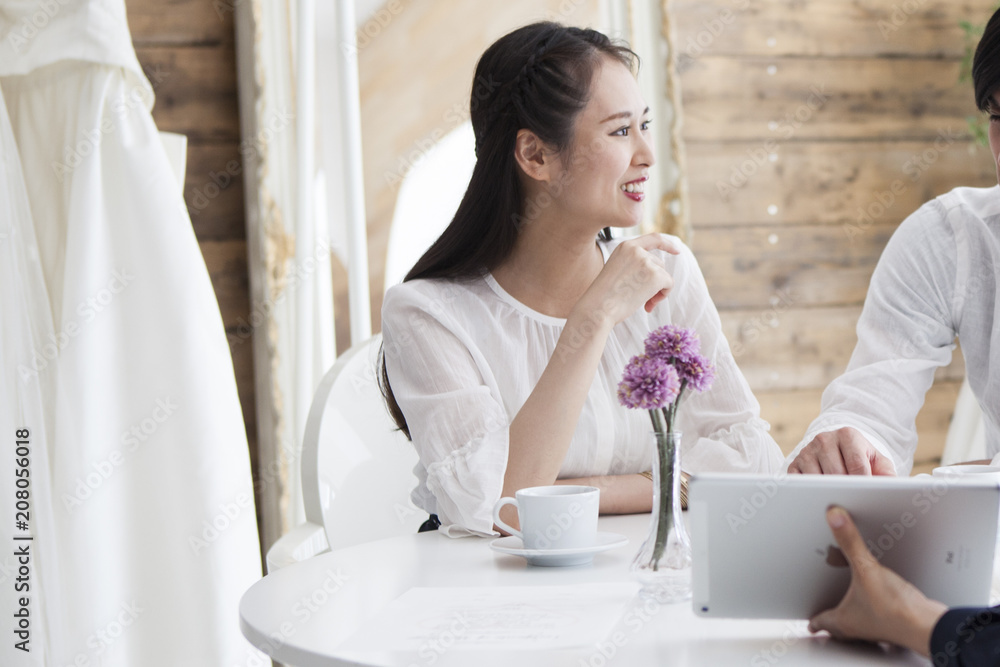 結婚式についてプランナーと話しているときの幸せそうな女性