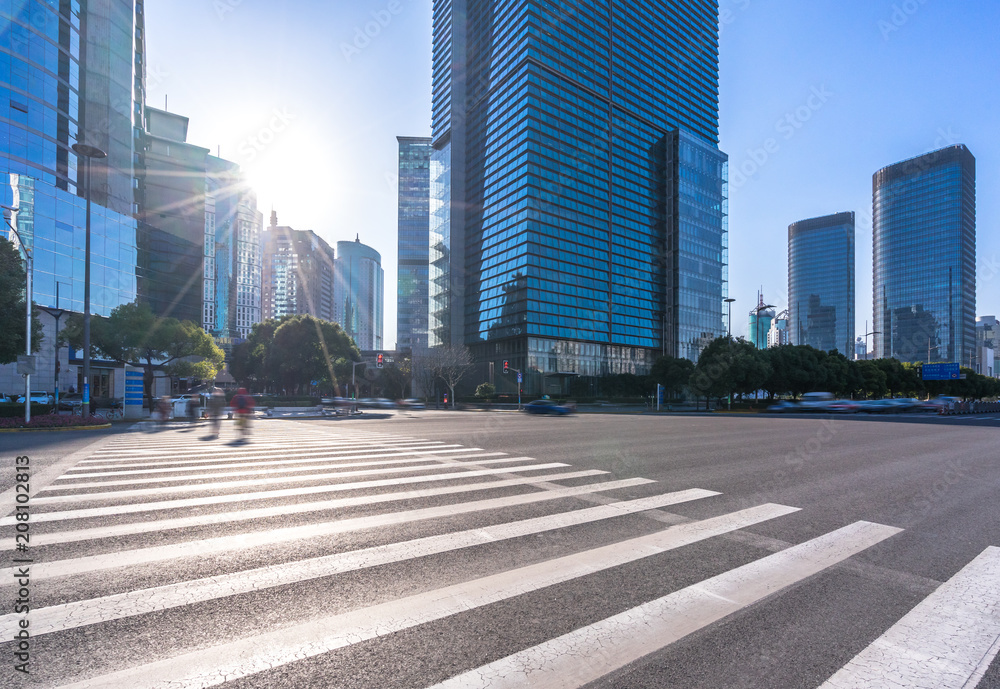 有办公楼的沥青空路