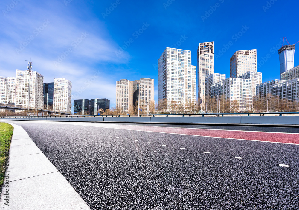 有办公楼的空柏油路