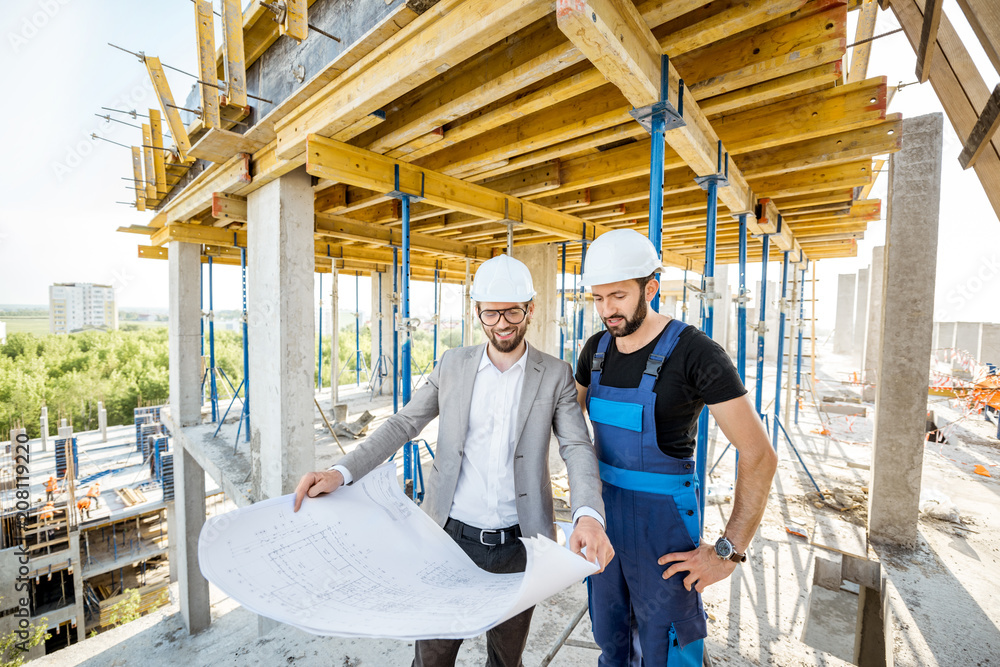 工程师与建筑商一起监督施工过程，并在结构上绘制房屋图纸