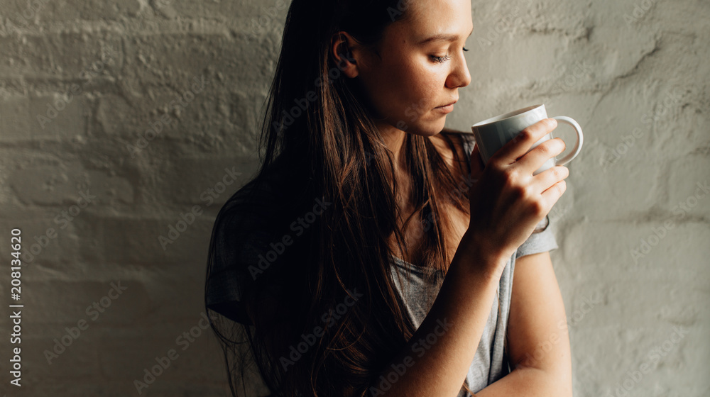 拿着咖啡杯的女人