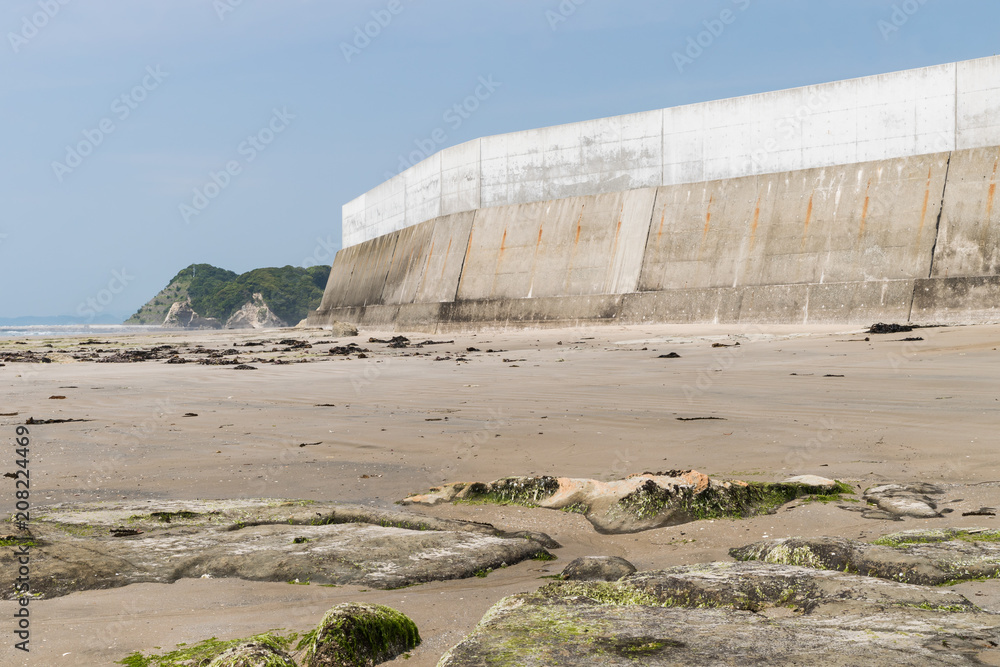 保护海啸巨浪的海边高混凝土墙