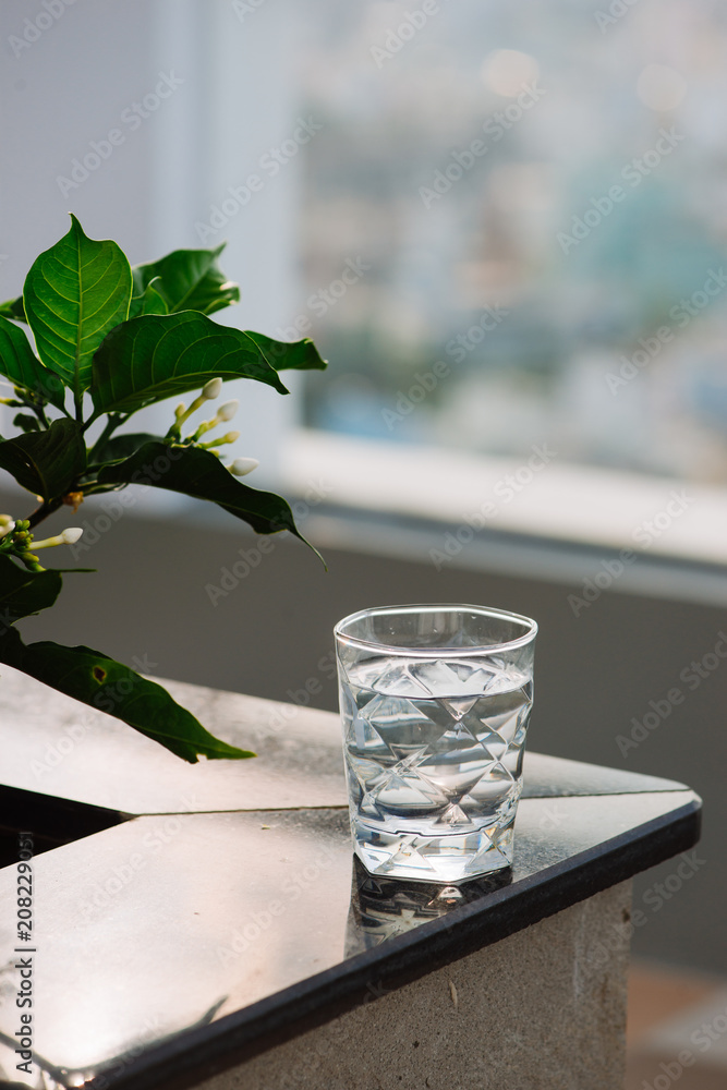 桌上自然背景的特写玻璃杯