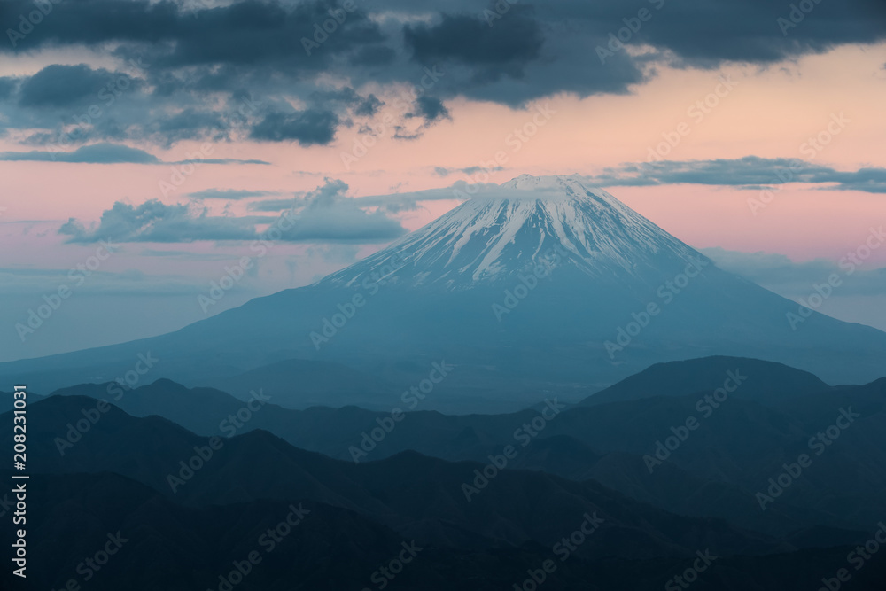 春季日出的富士山顶