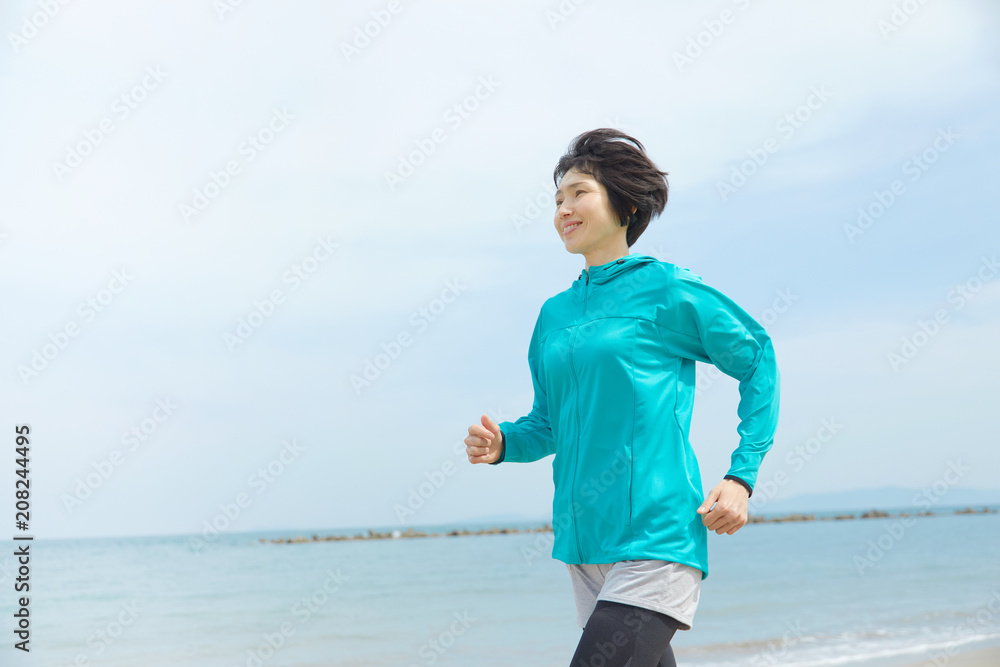 女性　ミドルエイジ　スポーツ