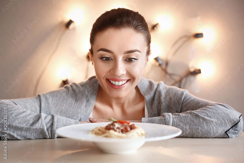 年轻女人看着桌上摆着美味面食的盘子