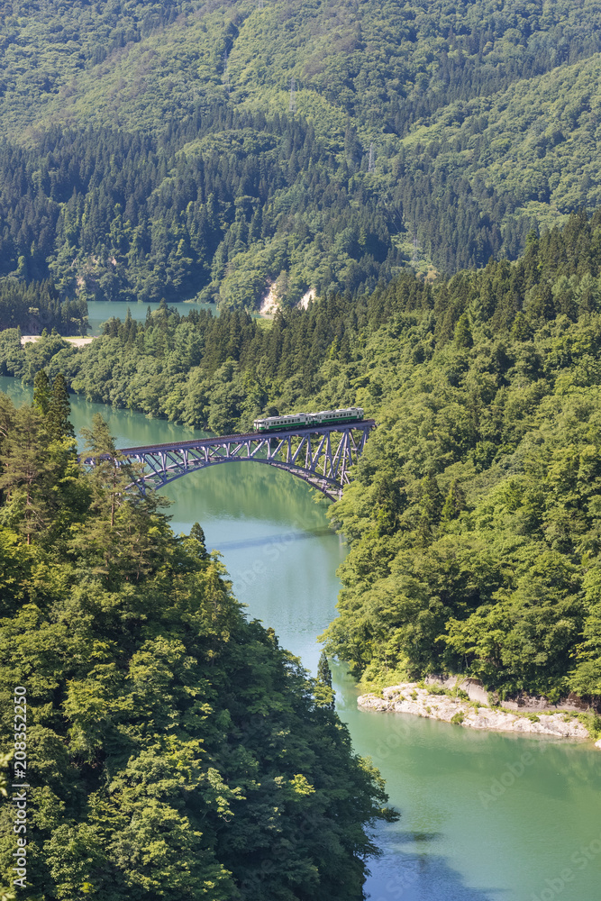 福岛县夏季的多达米铁路线和多达米河。