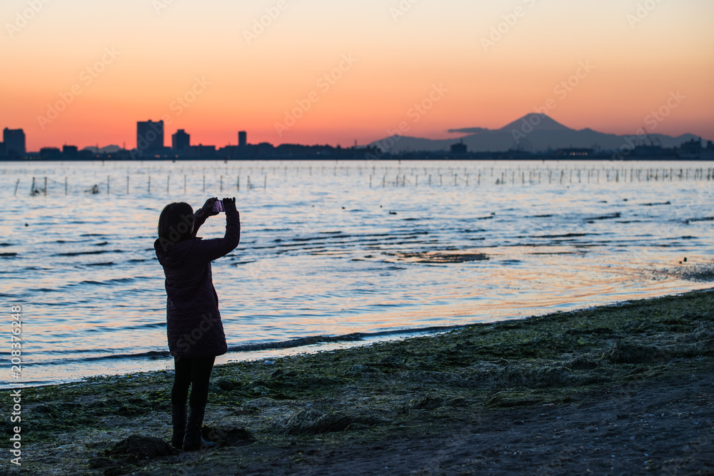 东京日落、船桥地区的东京湾和冬季的富士山的美景