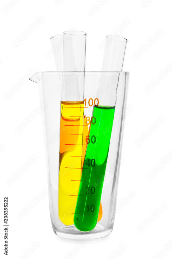 白色背景烧杯中装有彩色液体的试管