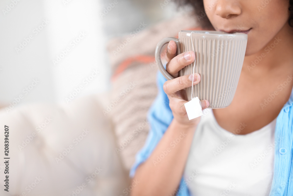 美丽的非裔美国女人在室内喝茶，特写