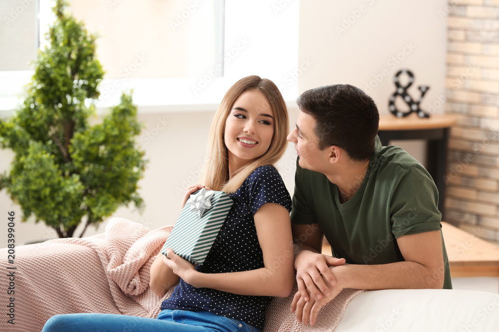 家里有男朋友送的礼盒的年轻女子