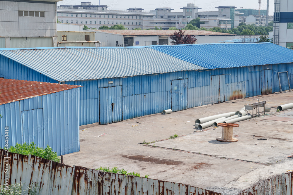 郊区工厂建筑，工业厂房背景