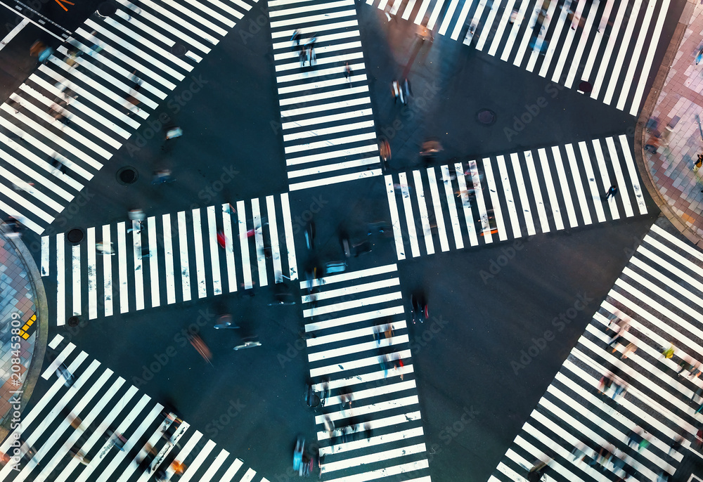 日本东京银座夜晚人们穿过一个大十字路口的鸟瞰图