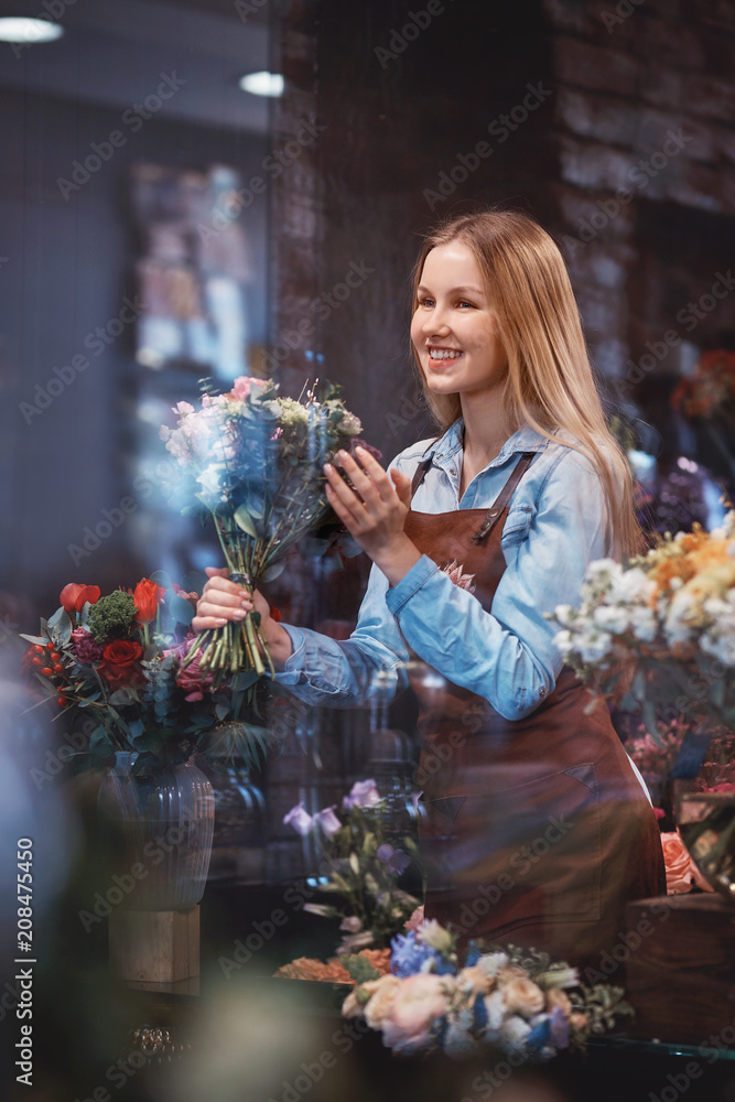 带着花束微笑的花店