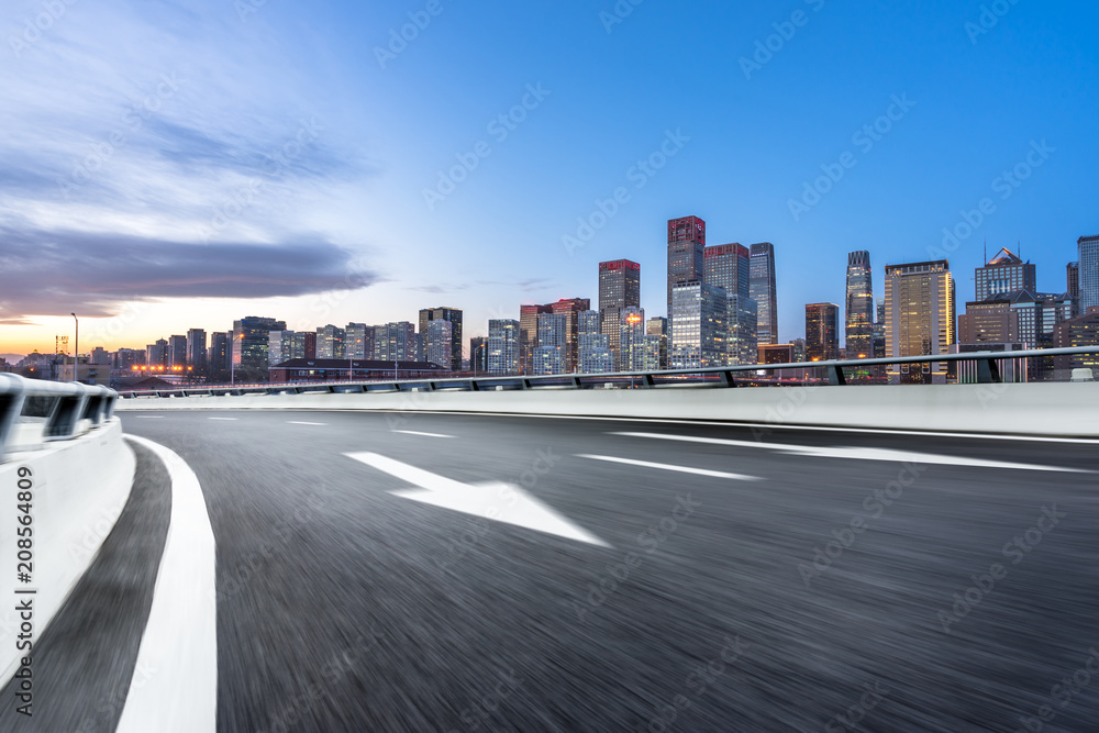 城市天际线全景，空荡荡的柏油路