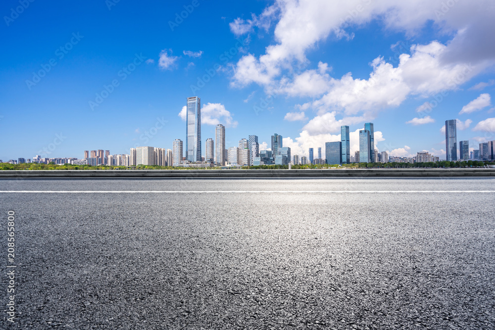 城市天际线全景，空荡荡的柏油路