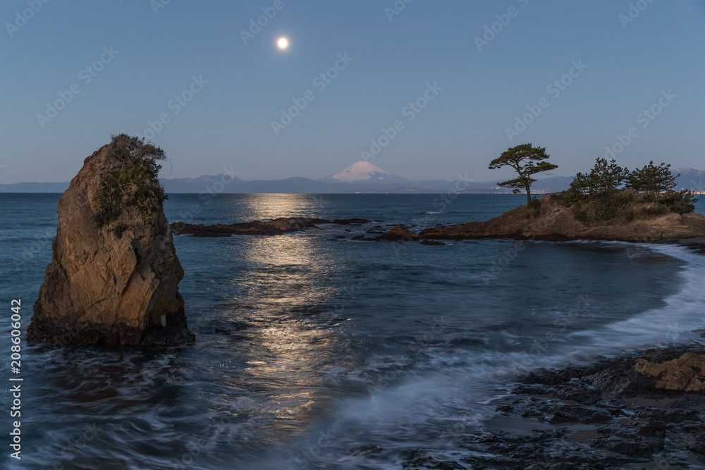 从大尾市公园的观景点看相模湾和富士山的月夜海景。大尾市是l