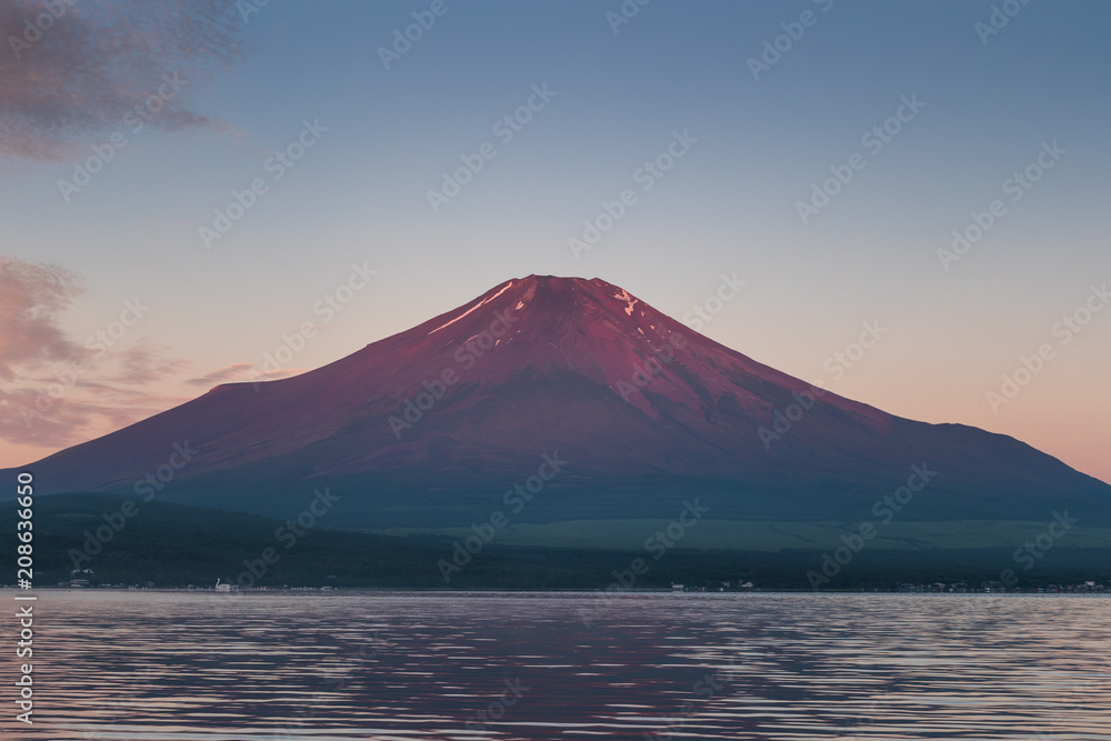 赤富士，夏季日出时的红色富士山