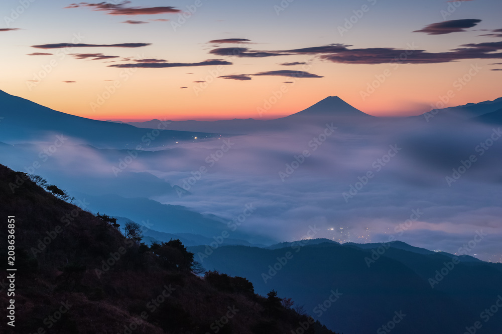 夏季雾海中的富士山