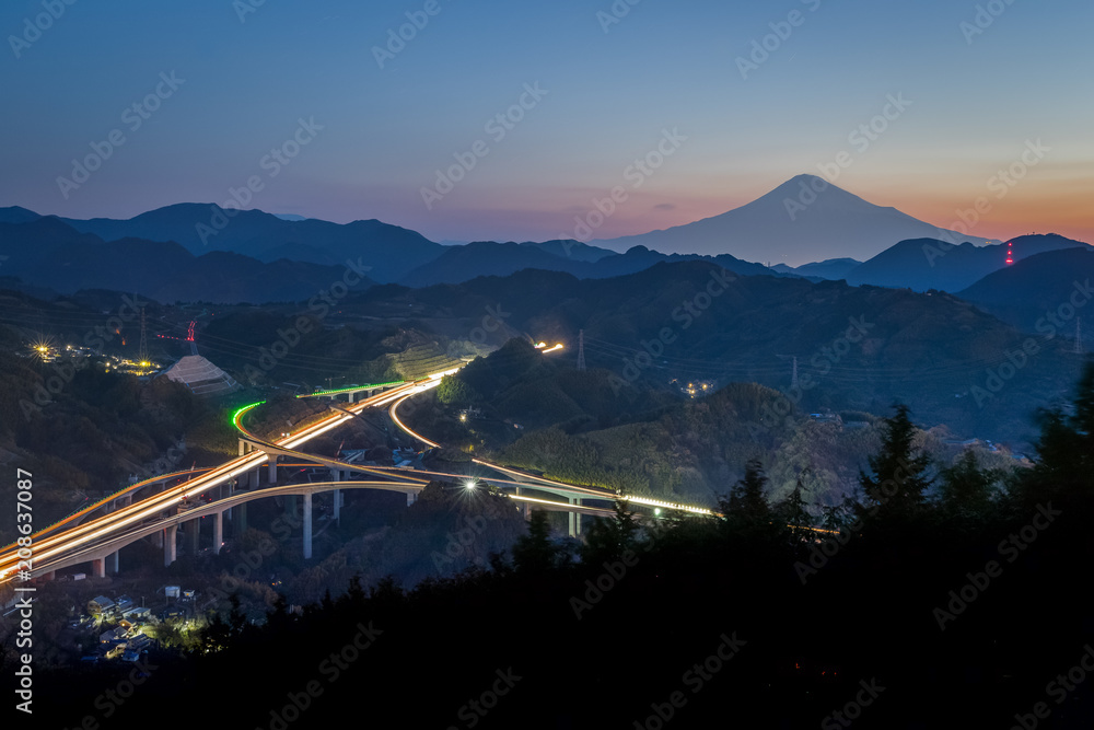 日出时的富士山和新富美高速公路