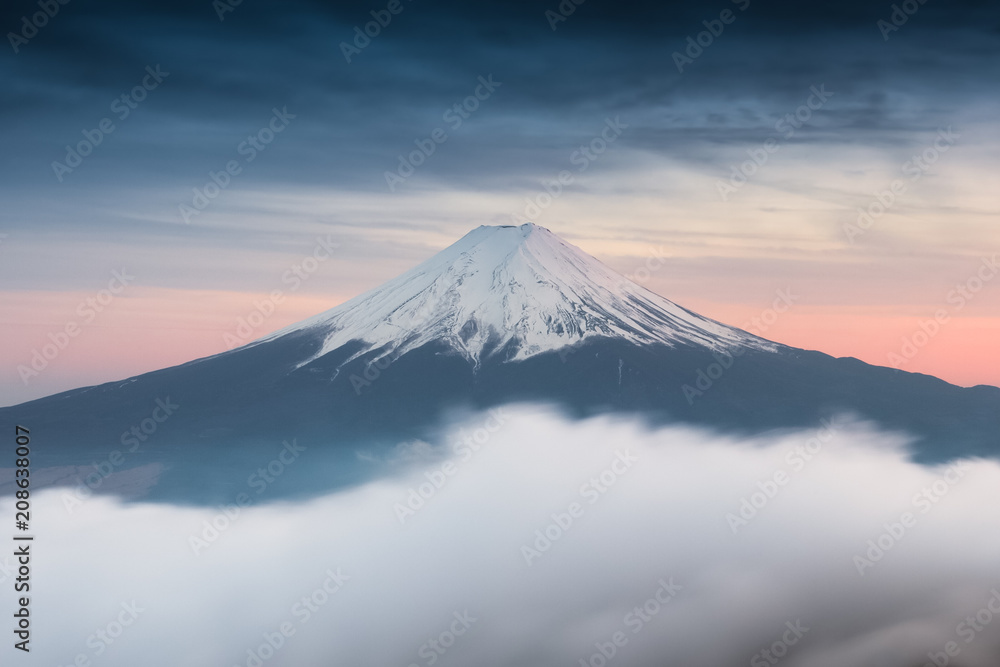 冬天日落时，富士山顶上有美丽的云