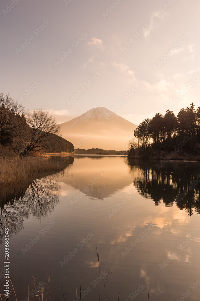 富士山和谷美湖在冬季日出美丽。谷美湖是莫附近的一个湖