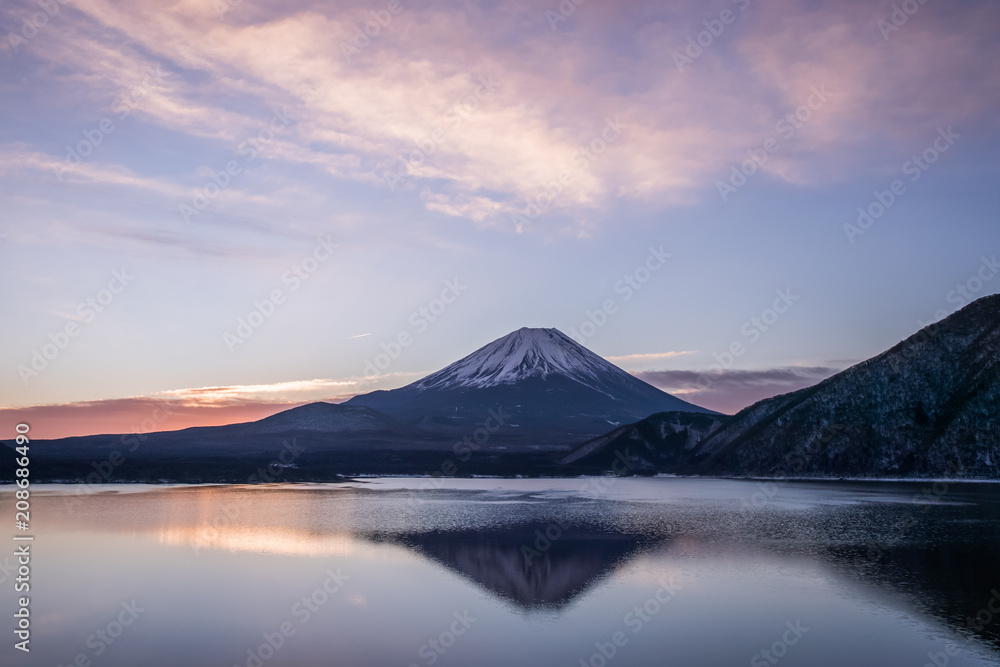 冬季清晨的本须湖和富士山。本须湖是最西部的