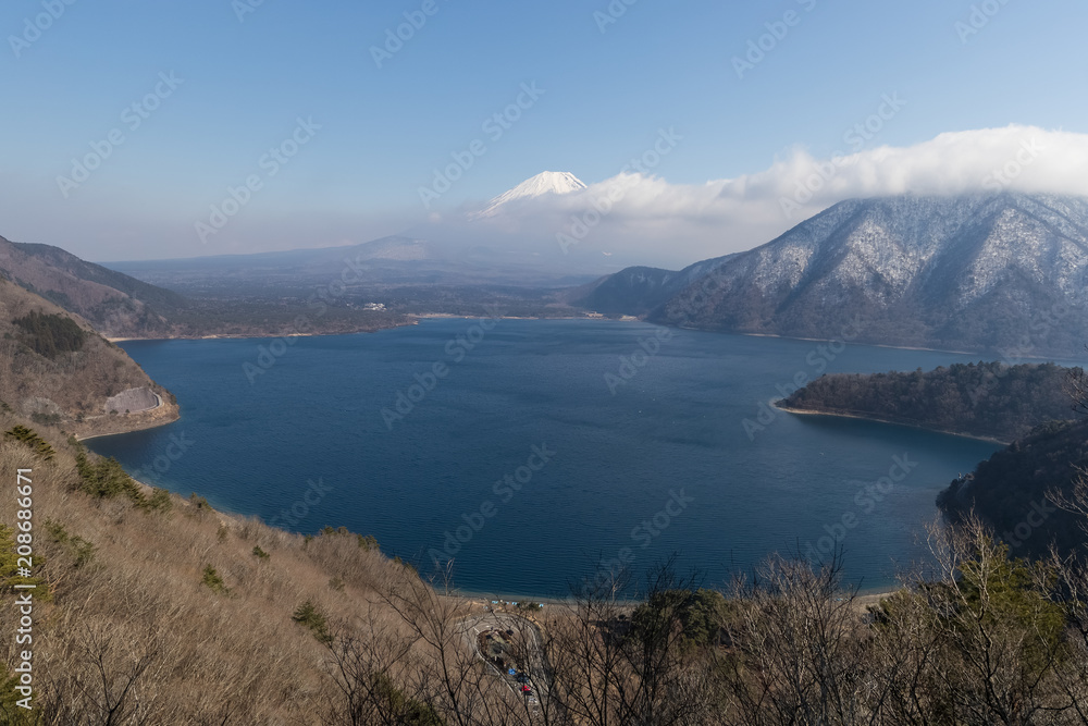 春天的富士山和本须湖。