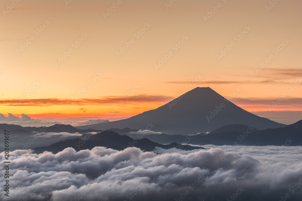 夏季云海中的富士山，从草田山看