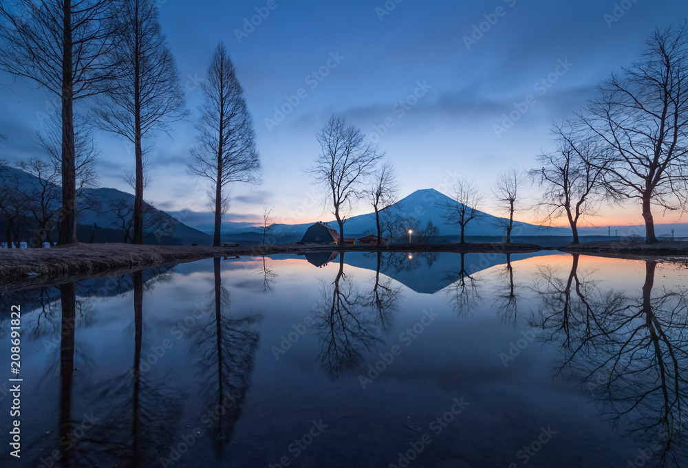 上午在静冈县富士宫的Fumotopara露营地的富士山