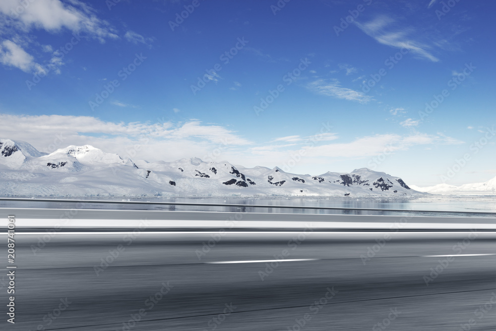 雪山空柏油路