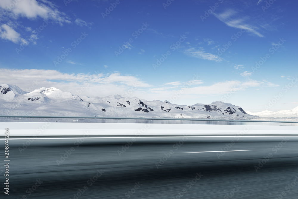 雪山空柏油路