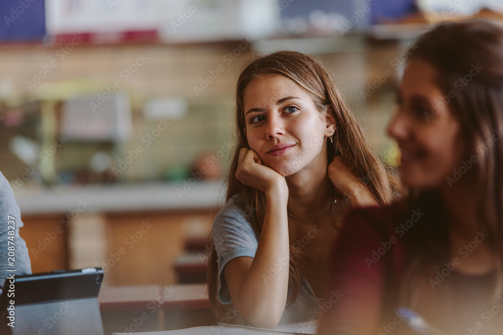 大学课堂上的女学生