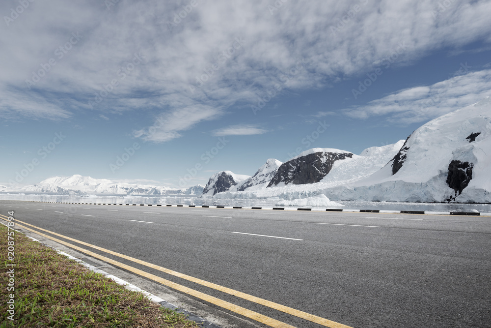 雪山空柏油路