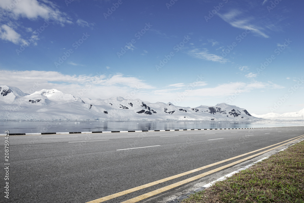 雪山空柏油路