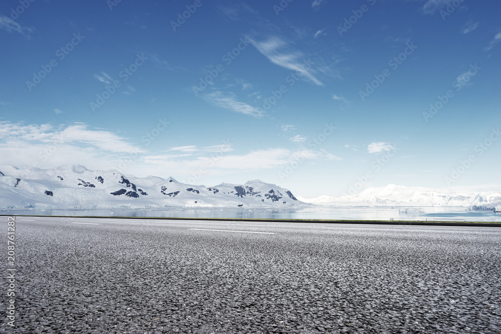 雪山空柏油路